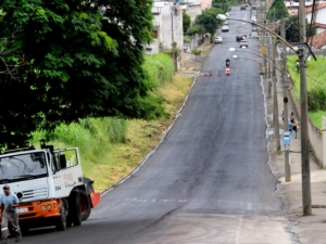 Rua Eduardo Weiss ganha novo asfalto 